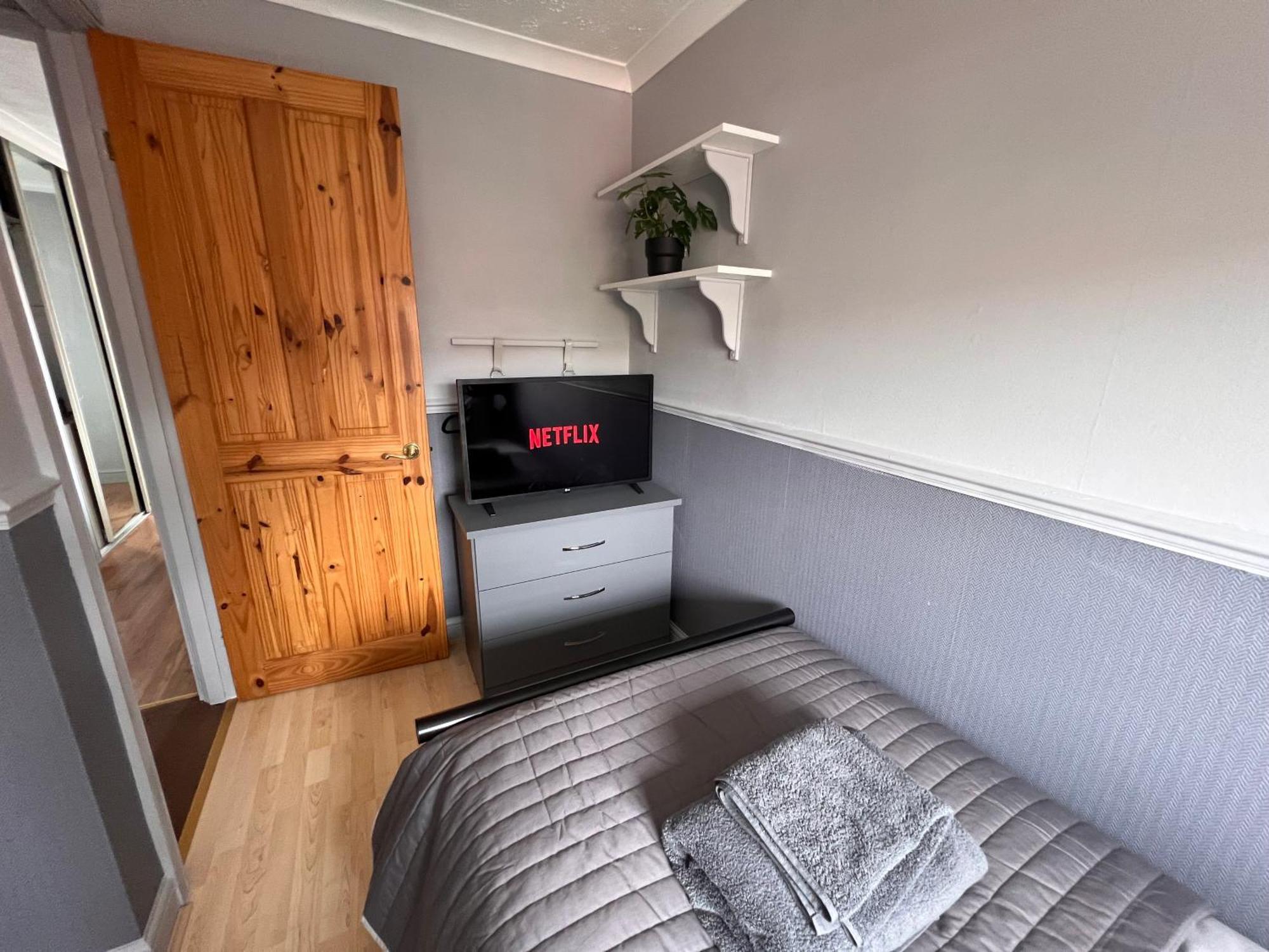 Contractors Or Family House - M1 Nottingham - Ikea Retail Park - Catkin Drive - 2 Bed Home With Driveway, Private Garden, Sleeps 4 - Tv'S In All Rooms Giltbrook Exterior foto